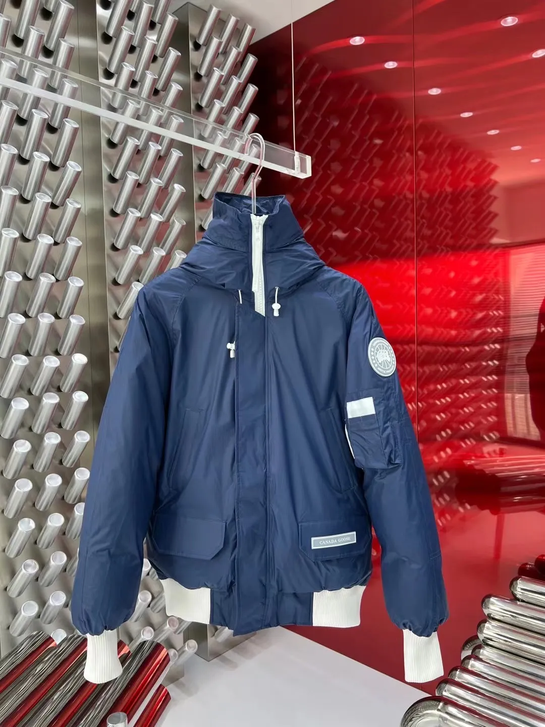 P780 Canadian brand Canada Goosex NBA I do Canada Goose every year, but I still can’t get rid of my love for the geese. No matter how cold the weather is, there is no need to be afraid, because there are geese! Filled with 90% white duck down, Canada Goose is the legendary warmest down jacket and is known as a must-have for Arctic outdoor sports! The most popular down jacket in the world, celebrities are rushing to buy it, it is a must-have! Same style for men and women Size: S~XXL